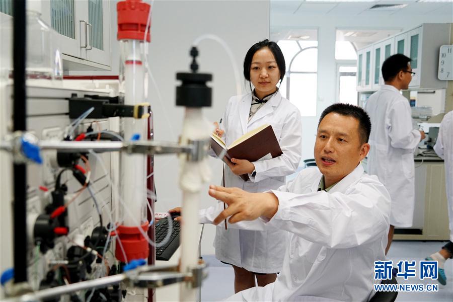（習(xí)近平致敬的戰(zhàn)“疫”英雄·科技工作者篇·圖文互動）（2）他們，爭分奪秒與病魔較量